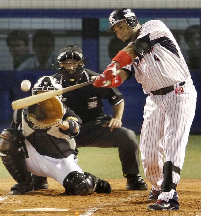 巴伦汀（右）2013年在养乐多队缔造单季60轰的日本职棒纪录。（美联社资料照）