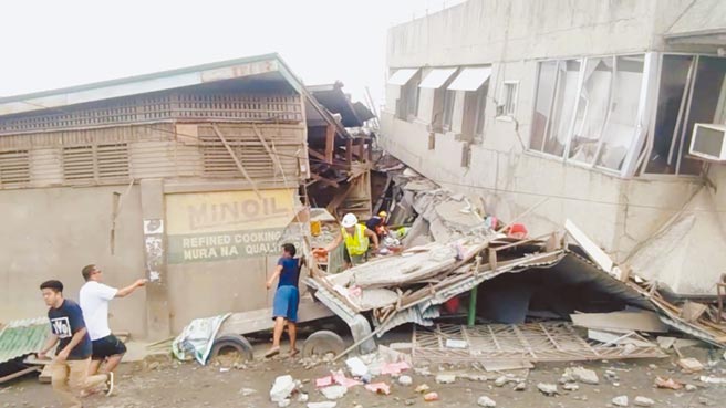 菲律賓地震災情最慘重的小鎮帕達達，救援人員試圖從市場一座傾塌的建築物中救出受困人員。據官方數據，地震造成至少3死、14傷。（路透）