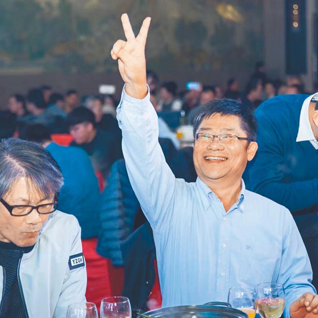 武漢台商會執行會長楊文賢，高比V字，強調兩岸好台灣才會好。（本報系記者王雅芬攝）