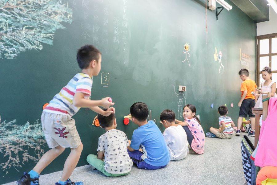 新北北港國小教室打造後，有一整面大黑板，讓小朋友可盡情塗鴉。（台創提供）