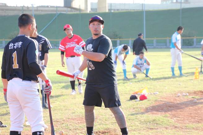 李杜轩（前排右）加盟「琉球蓝海队」。（资料照／叶姵妤摄）