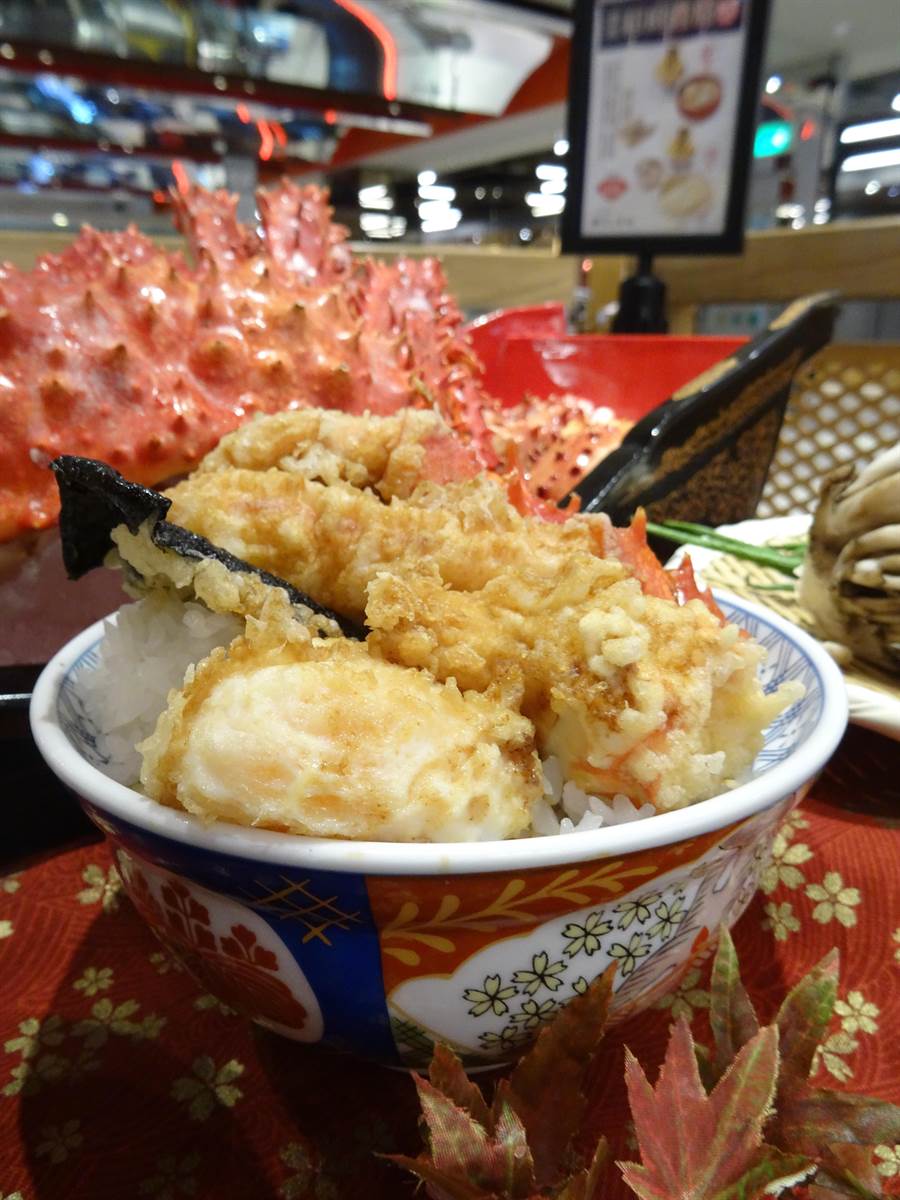 「帝王蟹天丼」帝王蟹腳彈牙滑嫩，搭配脆口的青龍、舞菇、海苔、半熟蛋等最佳幫手，最後淋上秘傳百年的江戶前醬汁，超值優惠價每份只要720元。（馮惠宜攝）