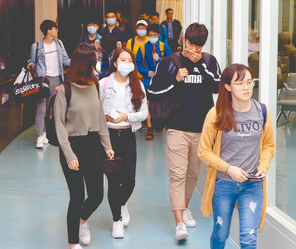 11月14日，71名香港中文大學台籍學生凌晨搭機返抵桃園機場。（本報系資料照片）