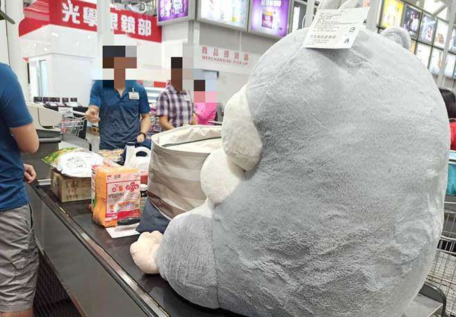 好市多仓鼠玩偶圆滚滚的身躯，让不少女网友融化，直喊想带它回家。（图／翻摄自脸书社团《好市多商品经验老实说》）