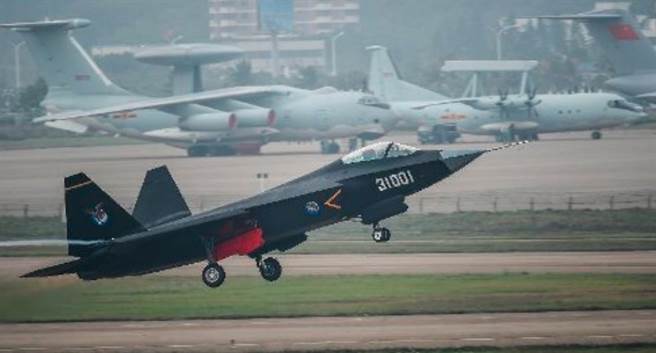 部分专家认为，中方研制的新战机可能是歼-31的升级版，图为「鹘鹰」战机试飞的资料照。（新华社）