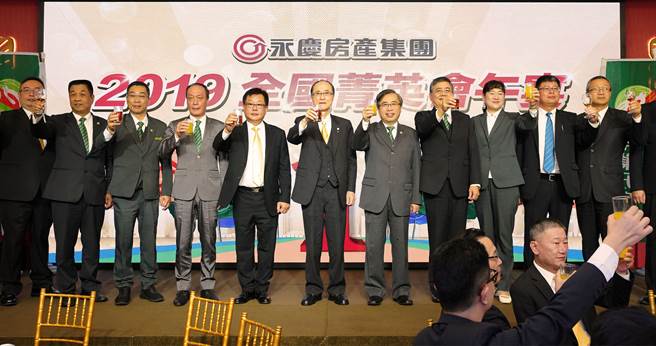 孙庆余董事长(图中)30多年前与友人创办住商不动产，吸引眾多人加盟，如信义房屋创办人周俊吉和住商不动产董事长吴耀焜，都是当时的加盟主。