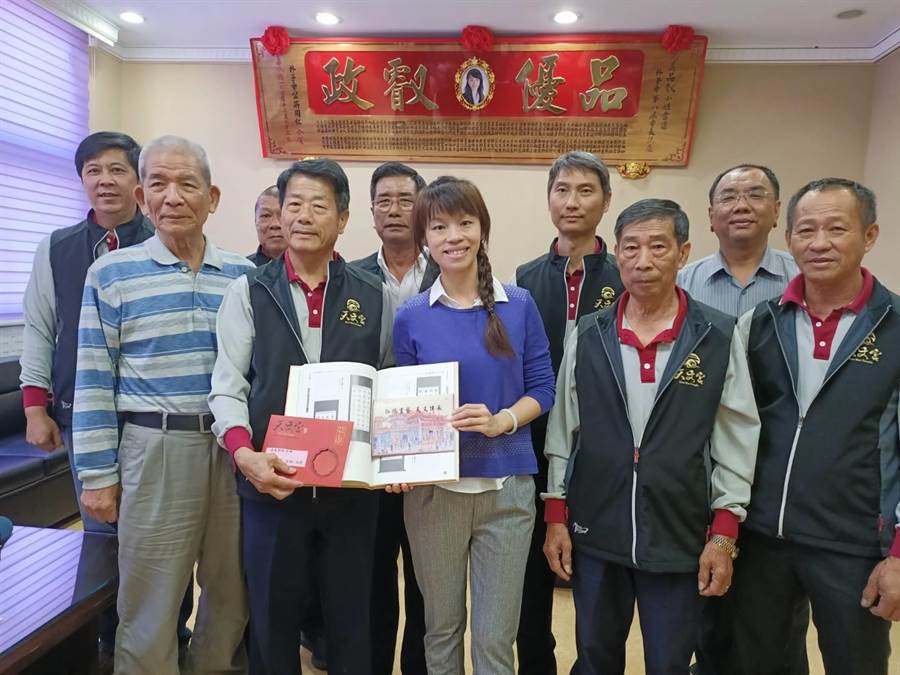 樸子市長吳品叡（前排右三）也感謝前東石國小主任吳哲南（前排左三）當年用心教導她寫書法。（張毓翎攝）
