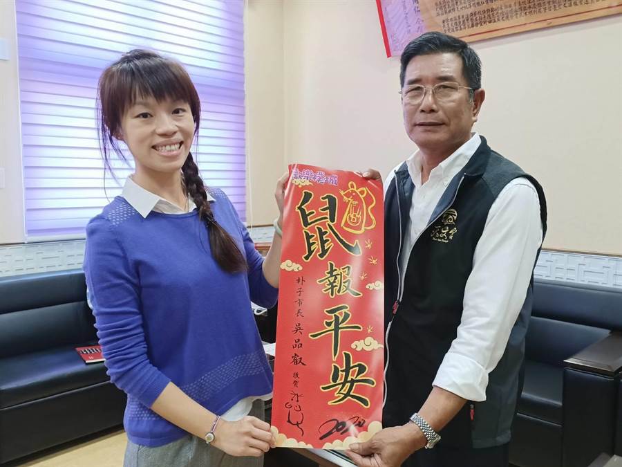 樸子市長吳品叡（左）自費印製手寫春聯給高雄市天文宮。（張毓翎攝）