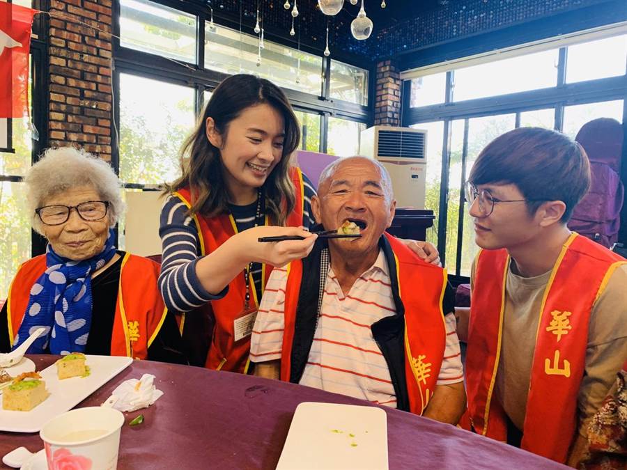 善化大成庭園餐廳請在地孤老尊長品味五星級大廚烹飪的年菜美食。（華山基金會供給／劉秀芬台南傳真）