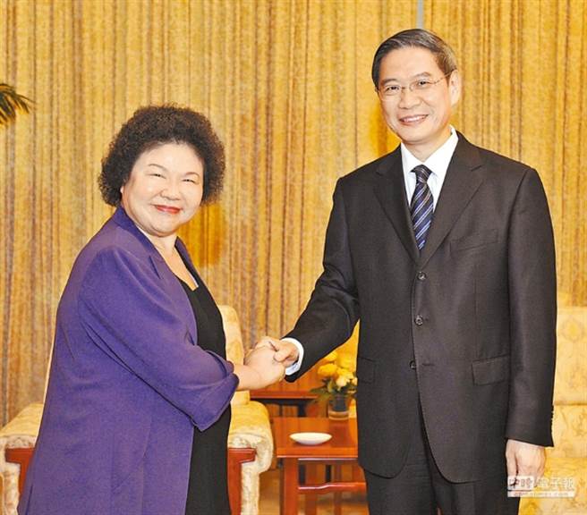 高雄市長陳菊（左）與國務院台灣事務辦公室主任張志軍在天津會面。圖／新華社