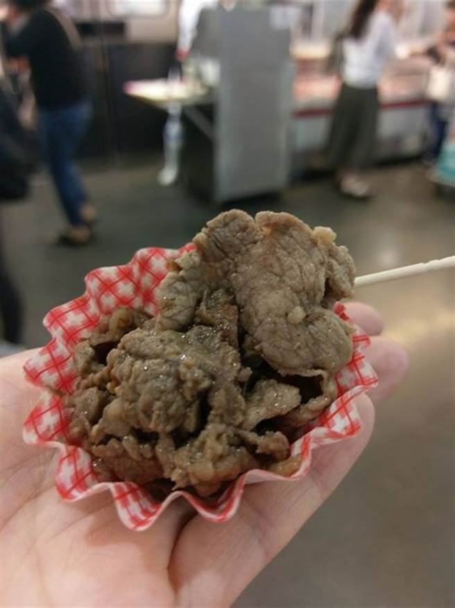 日好市多埼玉入间分店，牛肉试吃直接给一巴掌大，让台湾网友惊呆。（图／摘自Costco好市多 商品经验老实说脸书）