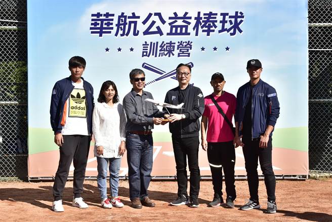 旅美球星陳偉殷(右一)、王維中(左一)力挺華航公益棒球營。（華航提供）