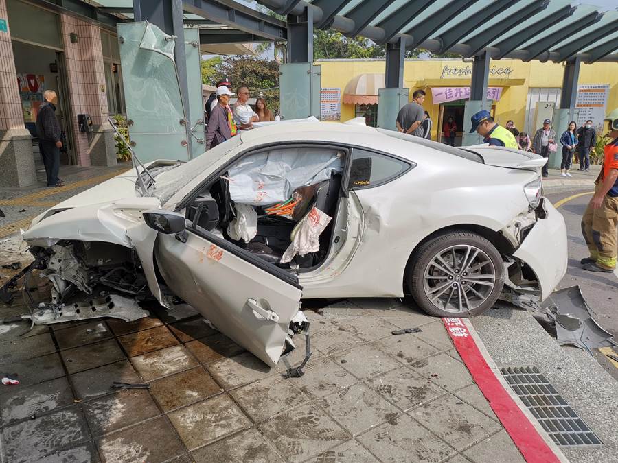 自小客車衝撞新市火車站，駕駛重傷送。（劉秀芬攝）