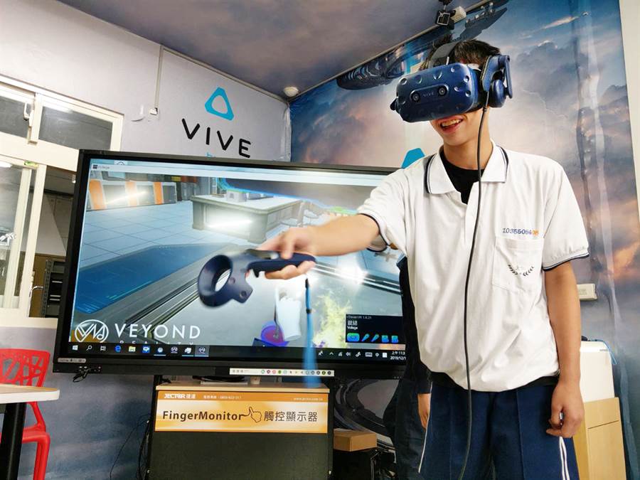 臺北市仁愛國中學生體驗HTC VIVE PRO 以及VR虛擬實境實驗室內容。(HTC提供／黃慧雯臺北傳真)