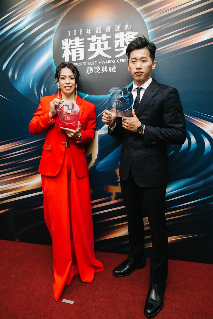 郭婞淳(左)一身紅出席精英獎頒獎典禮，氣勢如「紅」！(郭吉銓攝)