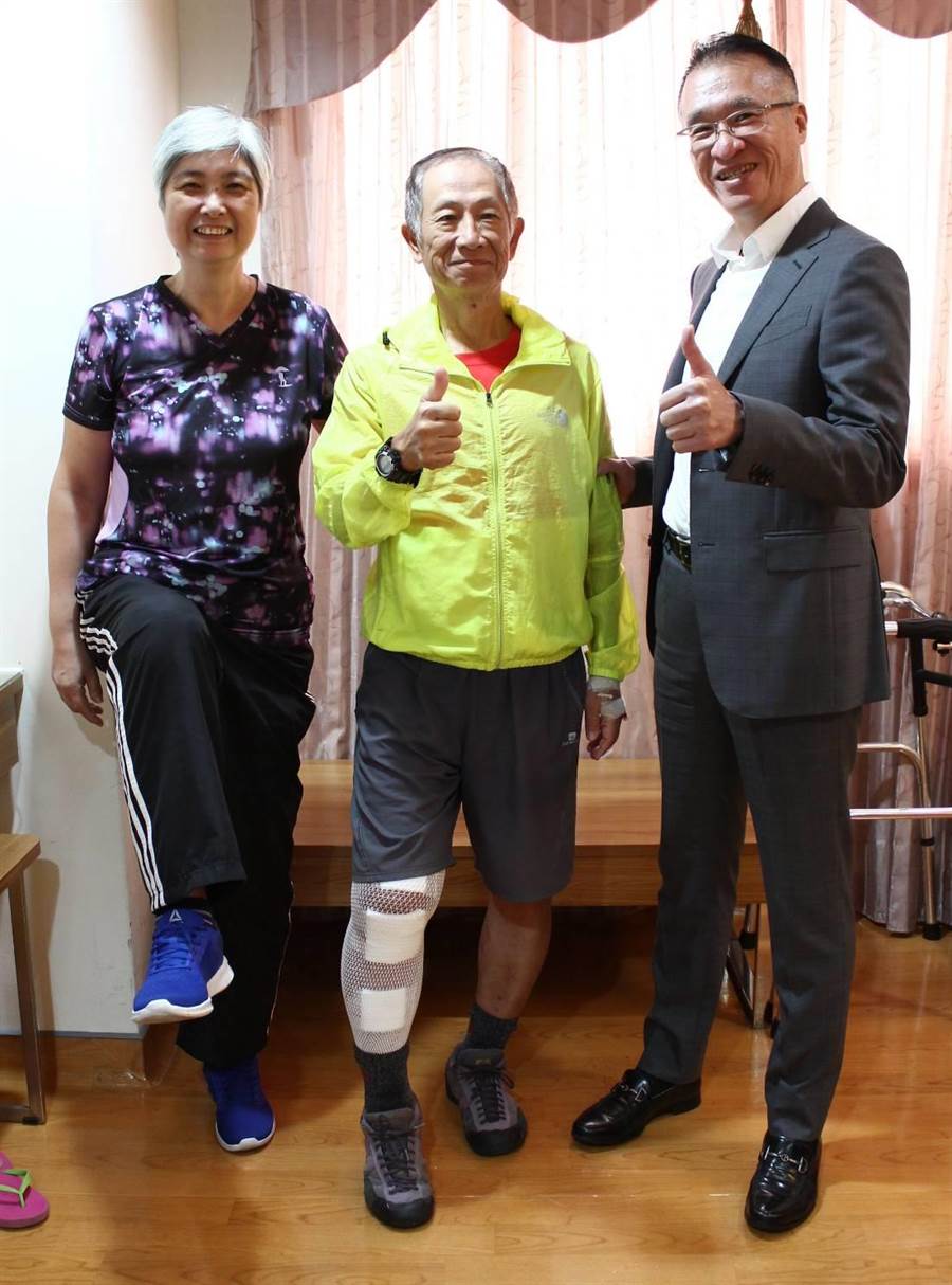 天主教聖馬爾定醫院骨科副主任黃立人（右）為兩位香港人做機器人手臂關節置換術，術後良好。（聖馬醫院提供／廖素慧傳真）