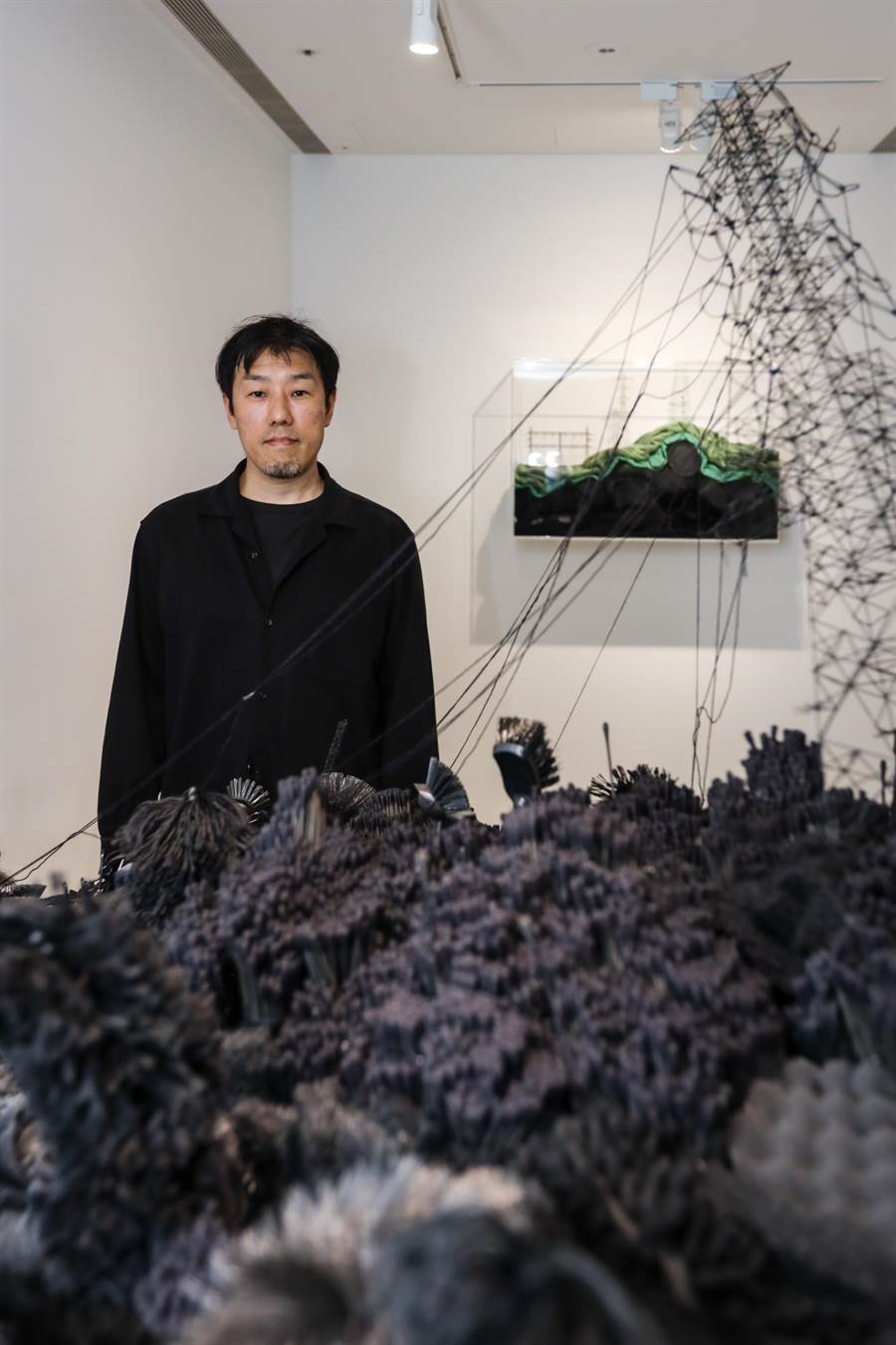 來自日本廣島的藝術家岩崎貴宏以福島核災為題，運用日常物品反思人類欲望。（忠泰美術館提供／李怡芸臺北傳真）