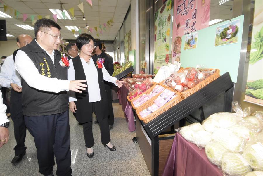王惠美說，要特別感謝二林農會提供場地，讓在地產銷班、青農及小農有一個展售空間，還可以讓鄉親吃到安全無毒的蔬果。(吳建輝攝)