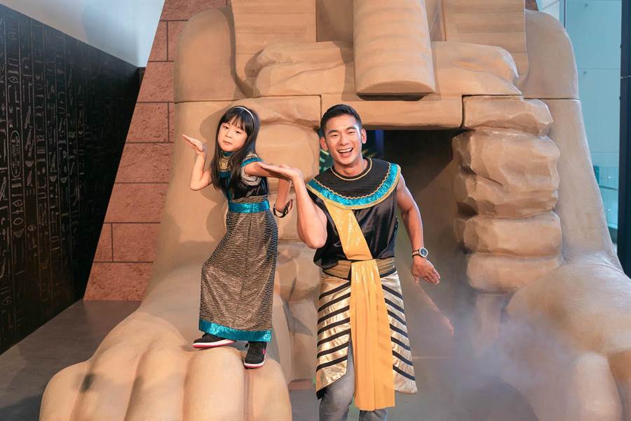 亮哲帶女兒小緹現身士林科教館的「勇闖金字塔體驗展」。（寬宏藝術提供）