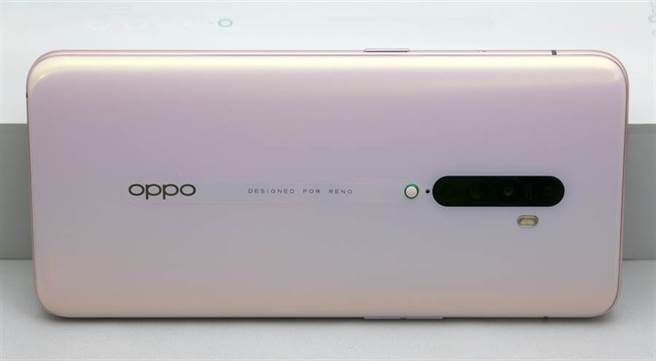 OPPO Reno2薄霧粉款式。(黃慧雯攝)
