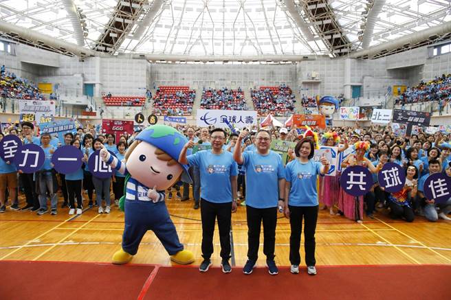 ▲全球人寿日前举办运动会，由董事长彭腾德(图中)、副董事长林文惠(图右)、总经理马君硕(图左)揭开序幕，并亲自到场为同仁加油打气。(图片／全球人寿提供)
