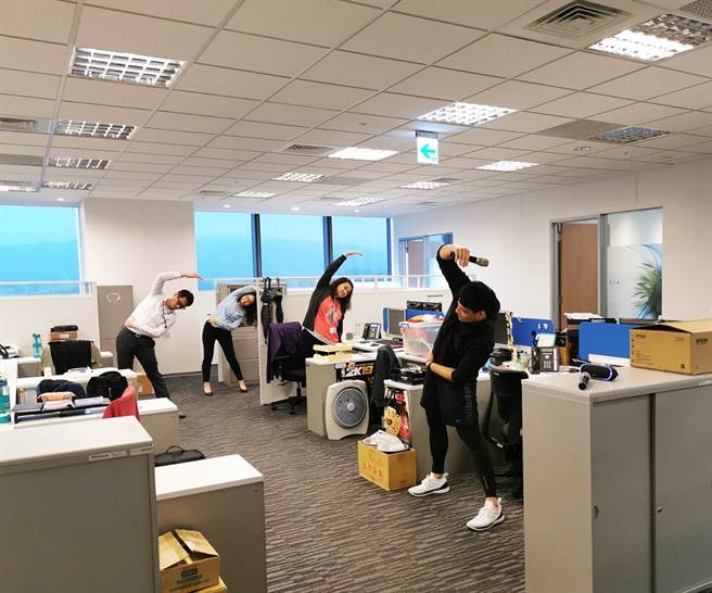 ▲全球人寿2019年特别推动「健康动起来」活动，请健身教练至高危险族群部门进行5分钟健身操，其余部门採突袭方式进行，右一为全球人寿专业健身教练。(图片／全球人寿提供)