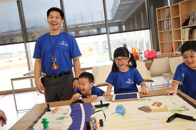 ▲全球人寿每年在暑假期间举办夏令营活动，让小朋友可以跟着父母到办公室一起上下班。(图片/全球人寿提供)