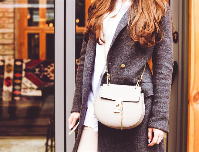 正妹背带卡超凶双峰 阿伯表情亮了(示意图/达志影像)