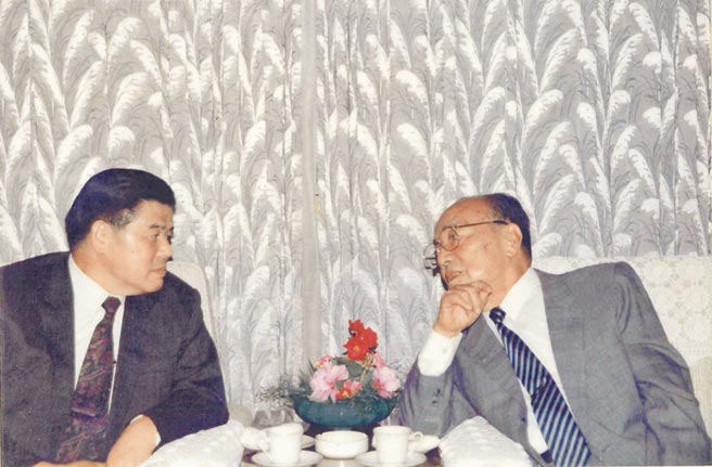 1992年9月3日下午資政曾永賢（左）與大陸國家主席楊尚昆會談。（取自張榮豐臉書）
