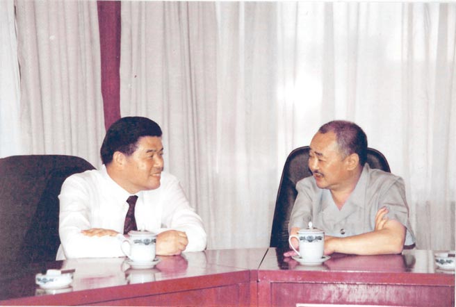 1992年9月2日夜，資政曾永賢（左）與大陸總政聯絡部長葉選寧（右）。（取自張榮豐臉書）