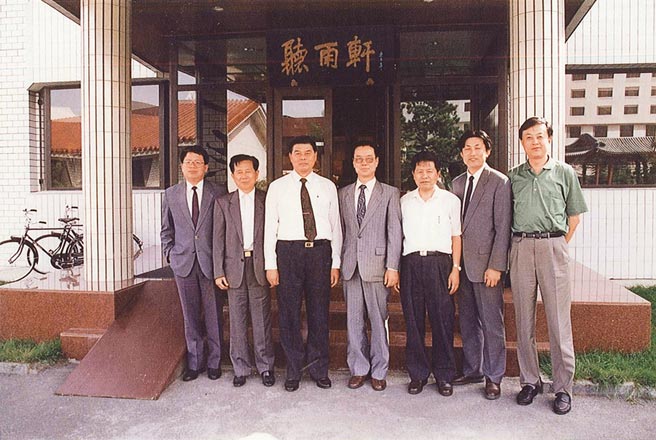 1992年9月2日，國安會副祕書長張豐榮（左1）與資政曾永賢（左3）在「聽雨軒」前留影。（取自張榮豐臉書）