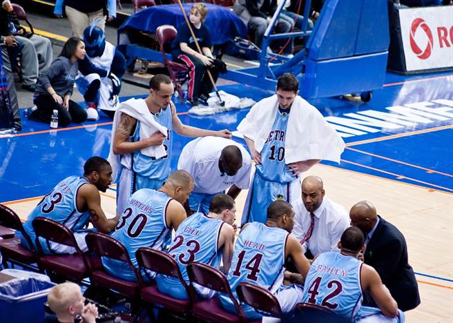 籃球教練為何穿西裝打領帶？網揭密（圖／達志影像）