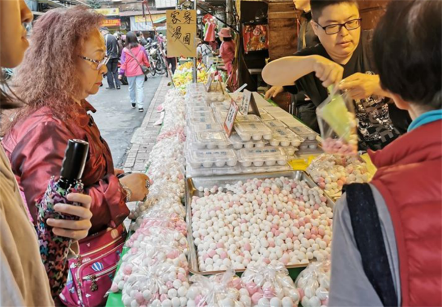 冬至有禁忌 ，吃湯圓吃雙數象徵「成雙成對」。（圖／吳家詮攝）