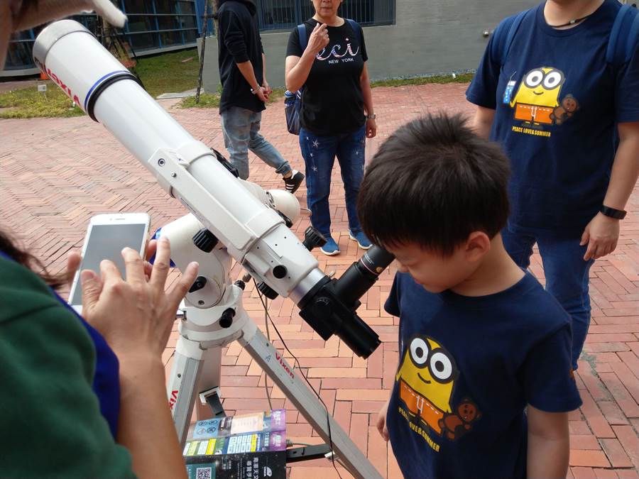 南瀛科學教育館至化石園區教小朋友觀測太陽黑子活動。（左鎮化石園區提供／劉秀芬台南傳真）