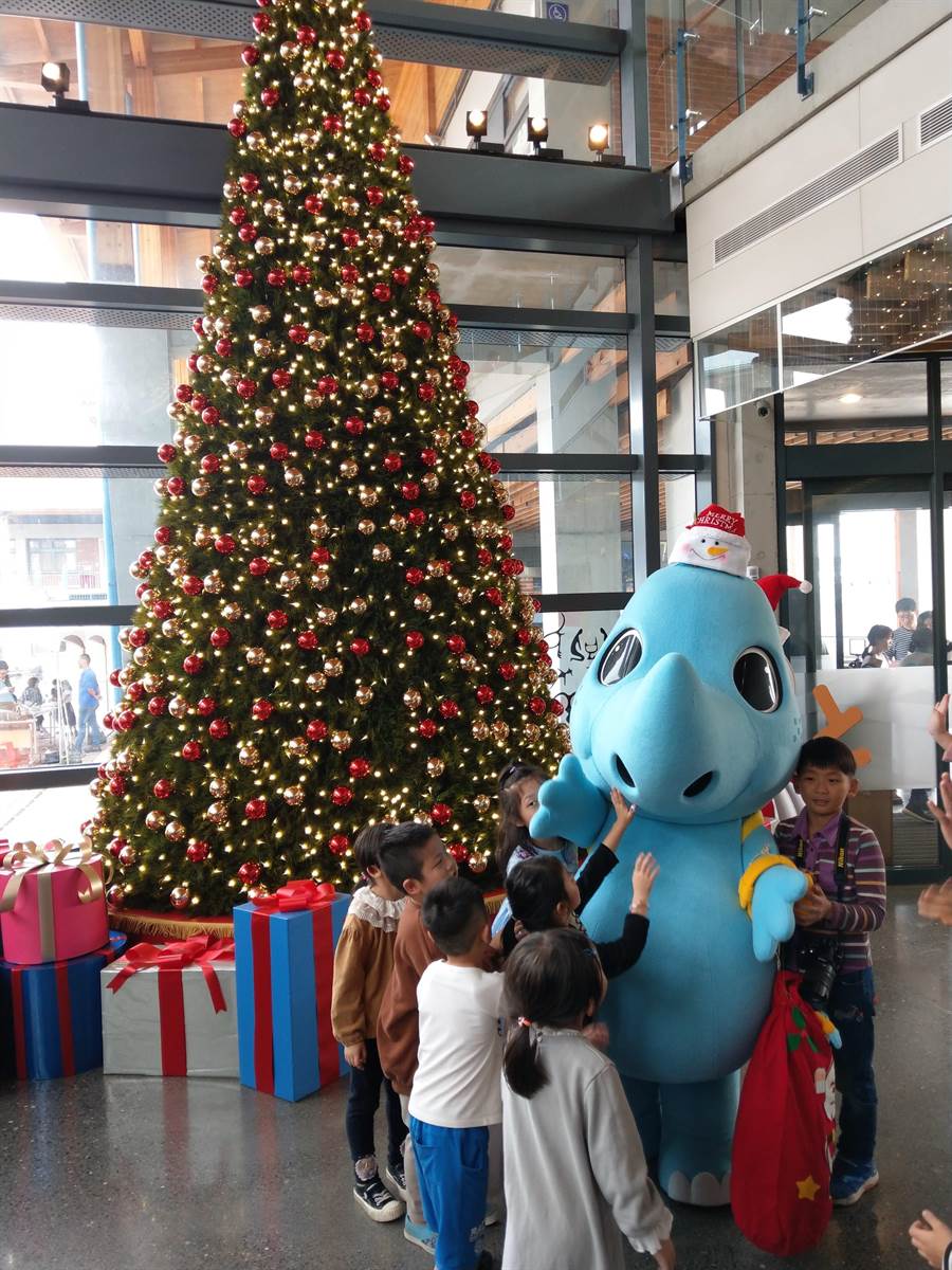 台南左鎮化石園區巧思迎聖誕節，成為遊客拍照打卡焦點。（左鎮化石園區提供／劉秀芬台南傳真）