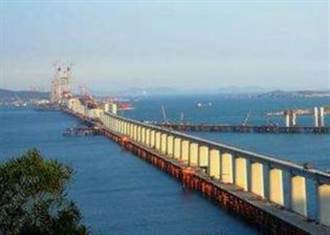 世界最長跨海公鐵大橋開始鋪軌