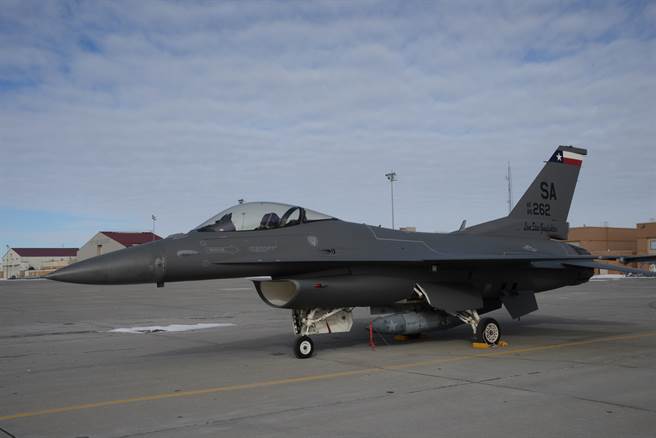 採用Have Glass V的F-16，全機身都是深灰色的。(圖/美國空軍)