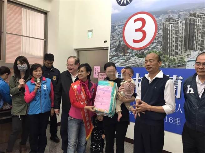 母親抱女嬰開心與韓國瑜合影。(翻攝照片／戴上容新北傳真)