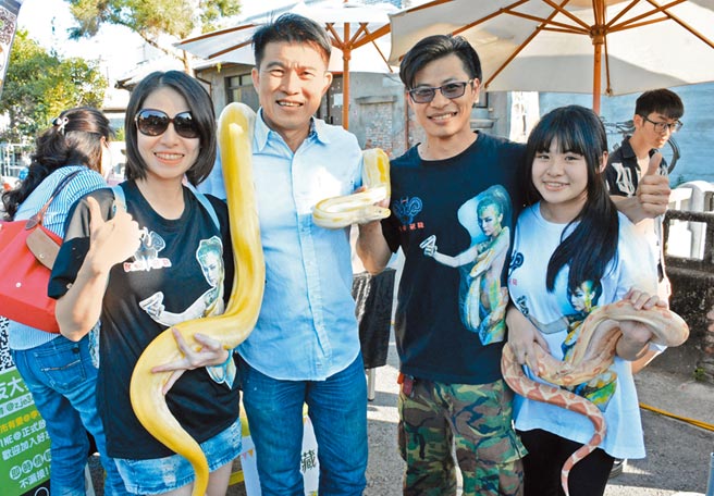 屏東市勝利星村22日舉辦另類寵物聚會，爬友到場相見歡。（林和生攝）