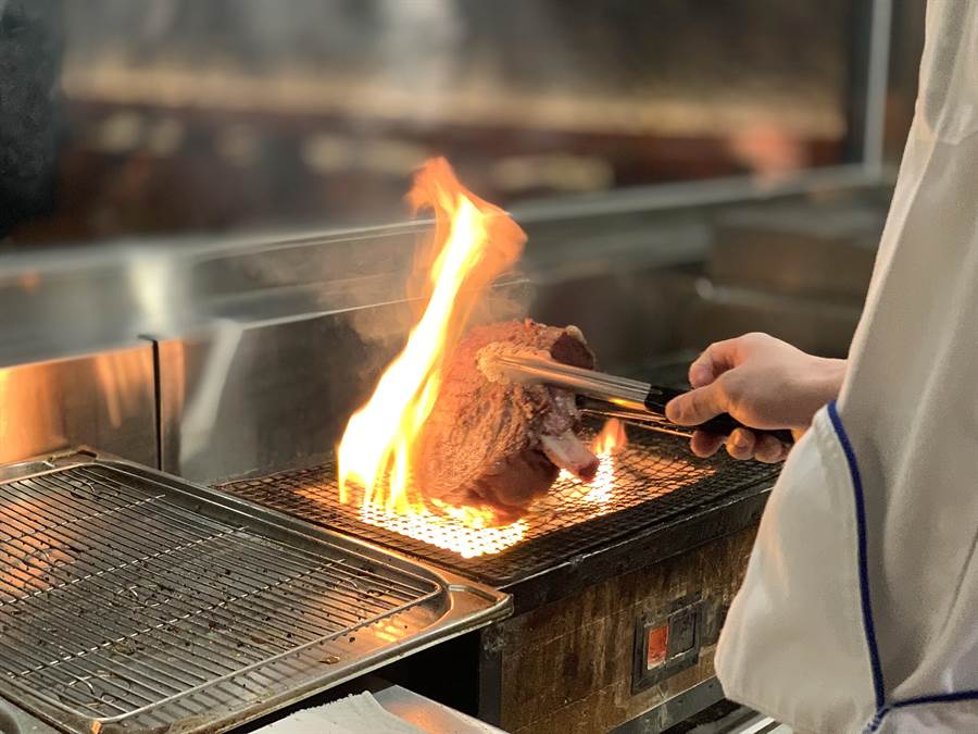 台北晶華〈ROBIN'S Grill〉牛排館是「全台第一個以直火炭烤牛排」的五星飯店牛排館，如今仍維持此一傳統。（圖／姚舜）