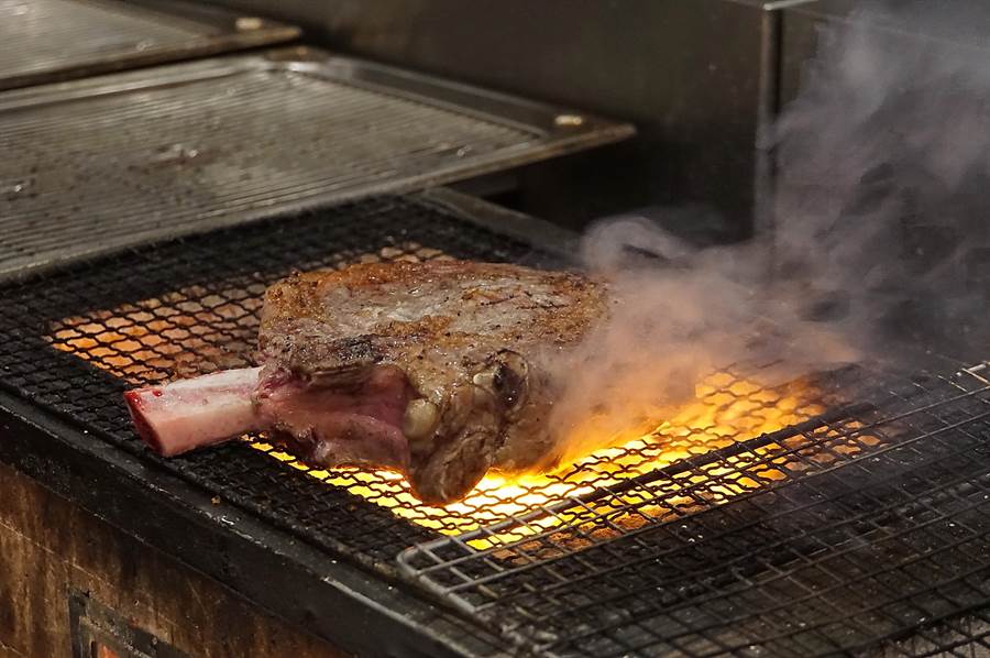 台北晶華〈ROBIN'S Grill〉牛排館直火烤牛排，主廚會以不同果木搭配炭火為牛排添香。（圖／姚舜）