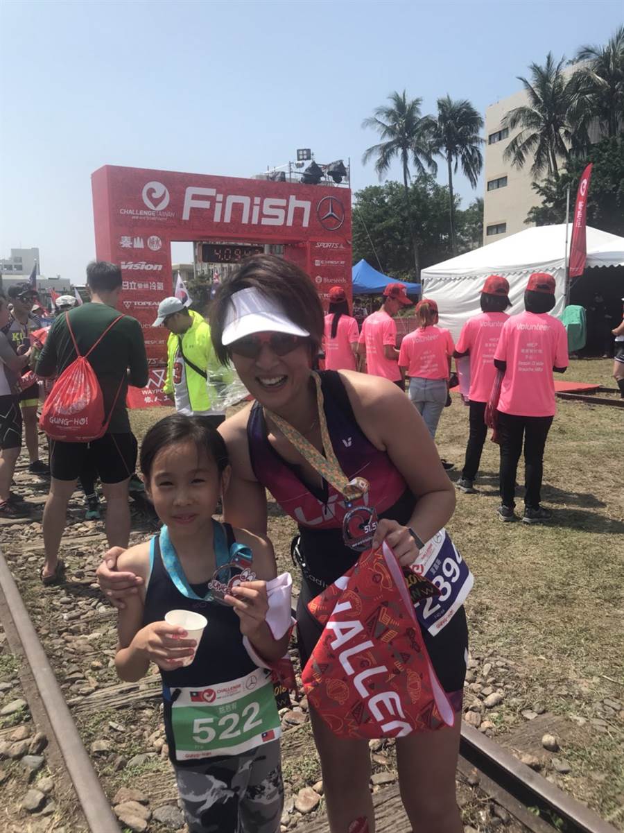 夏嘉璐(右)不只自己愛運動，也讓全家人跟著她進入運動的世界。(大會提供/陳筱琳傳真)