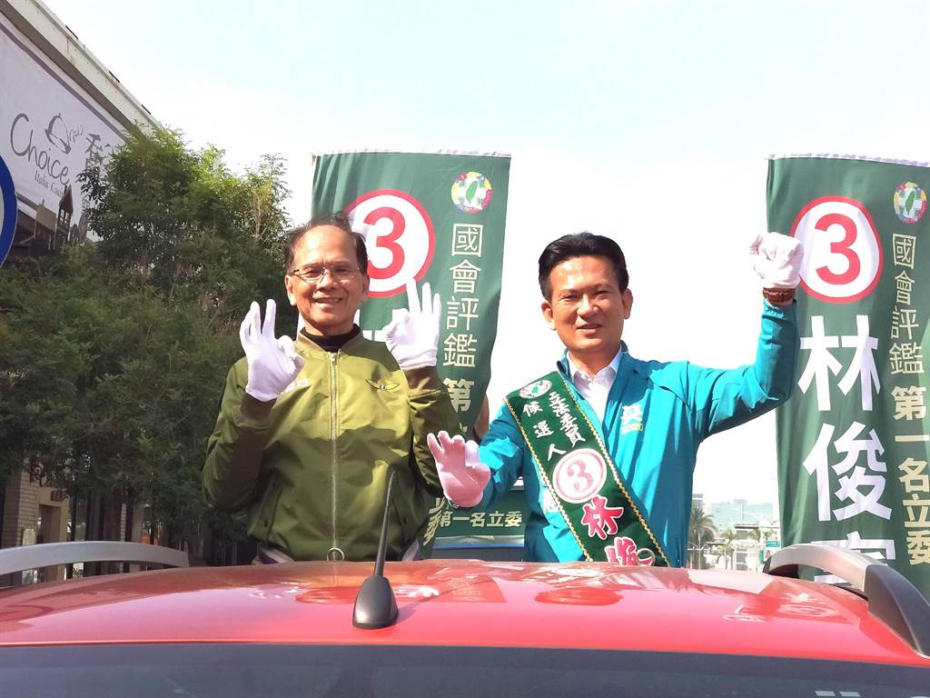 前行政院長游錫堃（左）陪同林俊憲（右）搭車掃街拜票。（洪榮志攝）