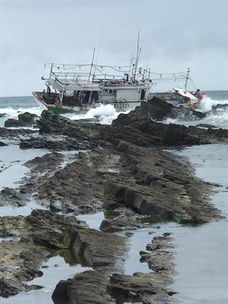 貢寮漁船觸礁嚴重傾斜  船長手腳遭利石割傷