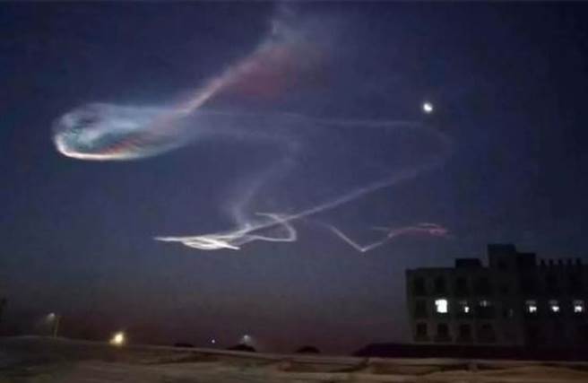 中國大陸北方遼寧大連、北京、山西大同等地上空12月23日出現神秘霞光，加上解放軍發佈的航行警告，盛傳中方又試射了巨浪3飛彈。（微博）