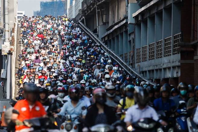 台北陸橋設計棒？機車族負評爆棚（圖／本報資料照片）