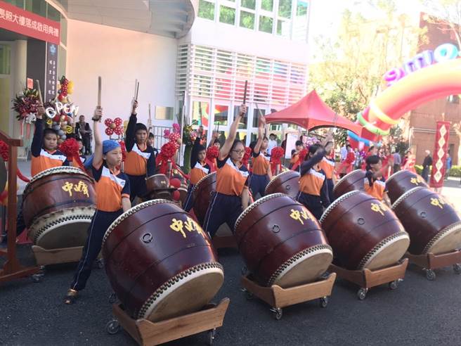 中峰国小神鼓队为活动揭开序幕。（张晋铭摄）
