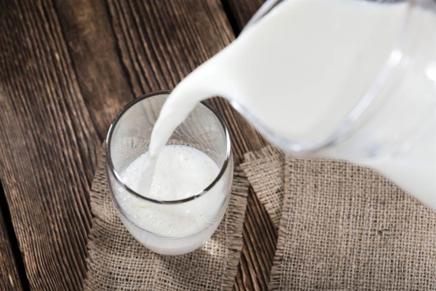 乳製品含有油脂和一種叫做酪蛋白（Casein)的蛋白質，可以溶解辣椒素同時消除辣的灼熱感。（圖／Shutterstock）