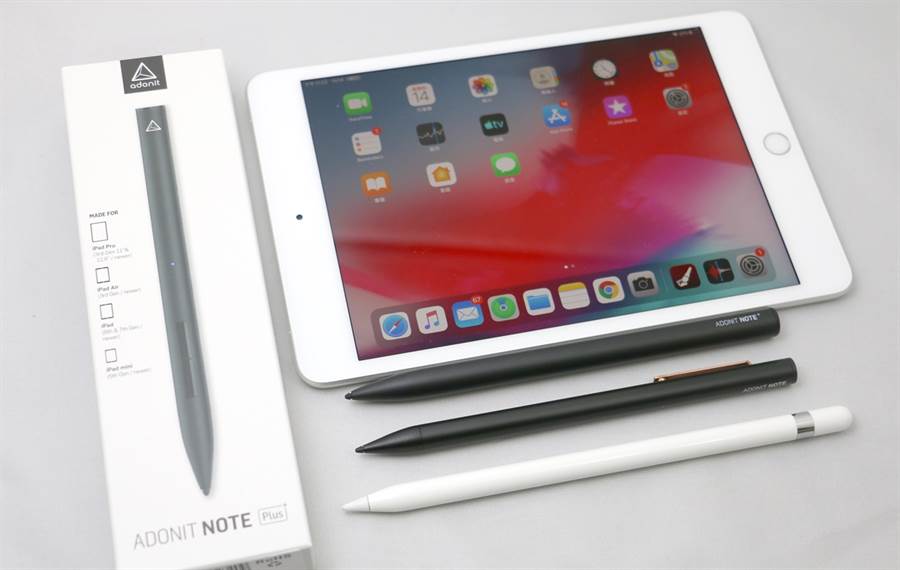 Adonit Note+觸控筆包裝盒以及iPad mini 5、Adonit Note+、Adonit Note以及Apple Pencil。(黃慧雯攝) 