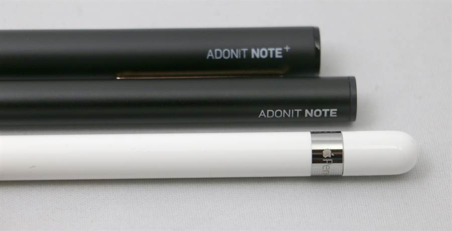 Adonit Note+(上)、Adonit Note(中)以及Apple Pencil(下)筆身粗細比較。(黃慧雯攝) 